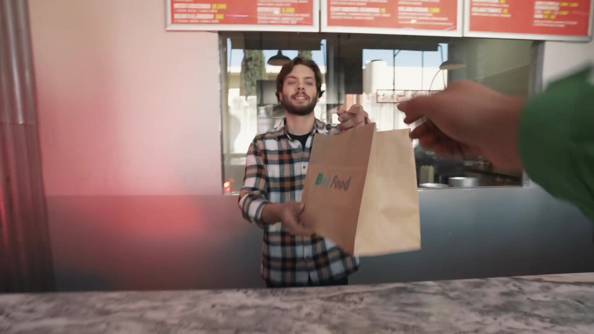 Předání objednávky kurýrovi v restauraci, záběr z filmu Bolt Food
